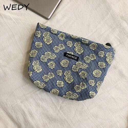 Embossed Rose Cosmetic Bag Large Capacity Portable Toiletry Wash Bag Cute Floral Cosmetic Pouch Bag Organizer Lady Day Clutches