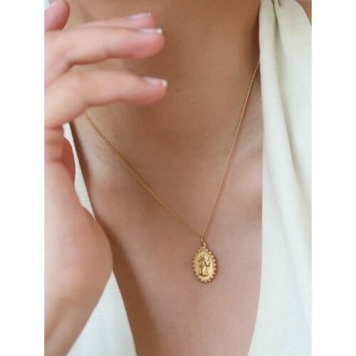 Portrait necklace coin clavicle chain simple retro titanium steel plated 18K gold Queen pendant necklace wholesale