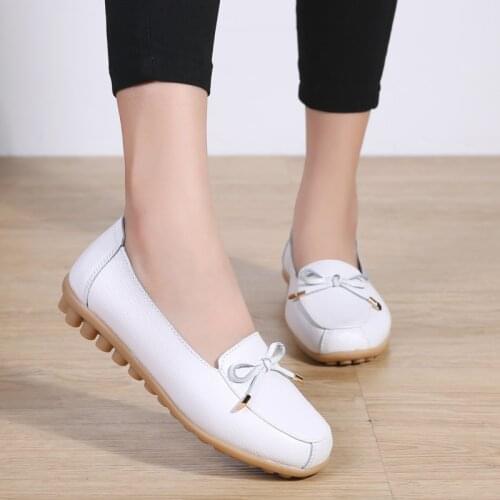 Womens Summer Casual Shoes Leather Large Flat Bottom Casual Shoes Soft Bottom Non Slip Mothers Shoes Pea Shoes Nurses Shoes