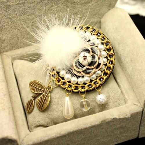 New Elegant Woman Brooches Personality Cute Leaf Dangle Pearl Trendy Accessories Pom-pom Brooches Pins Fashion Jewelry