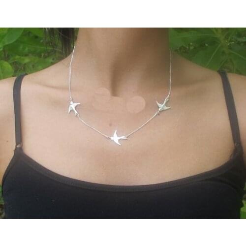 2018 new money European and American fashion Contracted wind restoring ancient ways is three metal doves womens short necklace