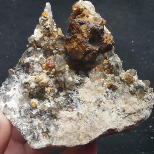 137g.100% natural crystal with garnet mineral specimen stone and crystal healing crystal quartz gem