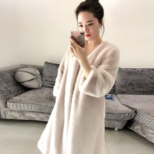 The new girls nine-minute sleeve faux fur imitation mink coat is thick, warm and luxurious imitation mink coat with long V-neck