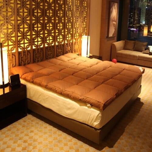 100% white goose down filling 10cm thickness Comfortable and warm mattress Enjoyment of five star hotels