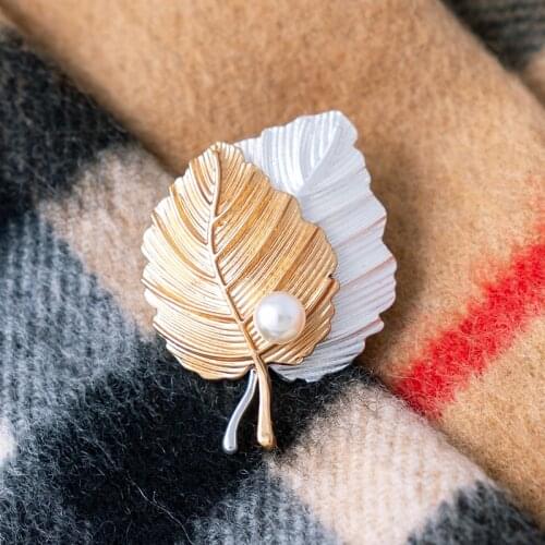 Trendy Ginkgo Leaf Brooches For Women Matt White Gold Maple Leaf Pins High Quality Shell Pearl Scarf Jewelry Christmas Gifts