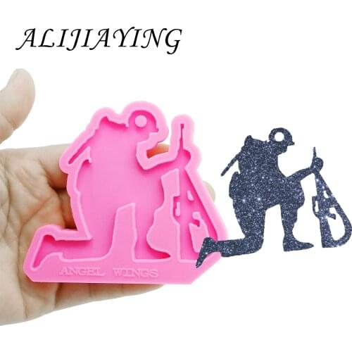 Shiny keychain Fallen soldier and gun shape key ring decoration silicone mold for DIY epoxy resin DY0153
