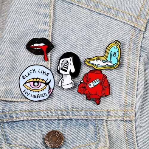 Punk Collection Brooch Weird Eye Lips Enamel Pins Twisted Clock Women Lapel Pin Denim Shirt Badge Gothic Brooches Cool Jewelry