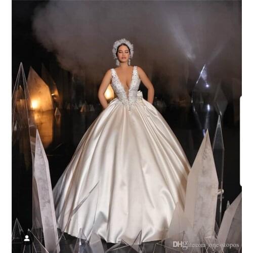 Sexy Open Back Deep V Neck Ball Dress 2020 Appliqued White Plus Size Saudi Arabic Dubai Bridal Gown Custom Made