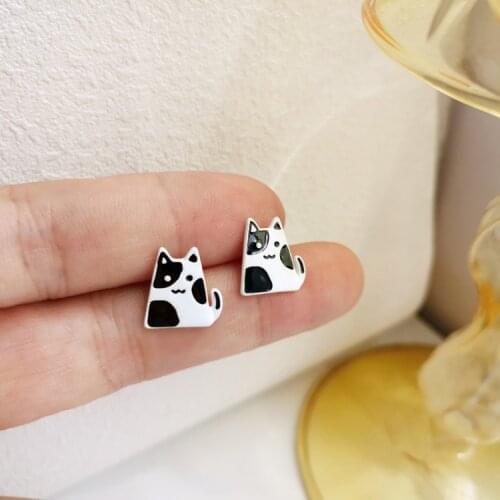 Sweet Cute Black White Enamel Cat Stud Earrings for Women Girl Temperament Animal Earring Simple Jewelry Student Party Gift