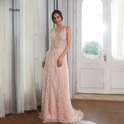 Stunning Evening Dresses Long 2018 V Neck Crystal Sleeveless Lace Floral Evening Gown Party Dresses Open Back robe de soiree