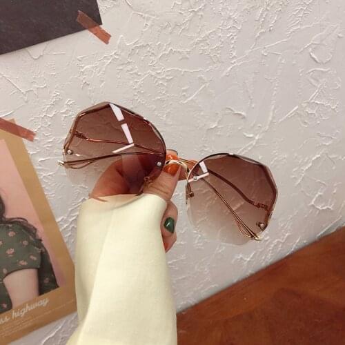 2021 Fashion Tea Gradient Sunglasses Women Ocean Water Cut Trimmed Lens Metal Curved Temples Sun Glasses Female UV400
