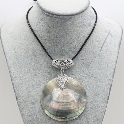 Natural Shell Pendent Necklace Fashion Leather Rope Round Hollow Flower Charming Shell Pendant Necklace for Women Gift