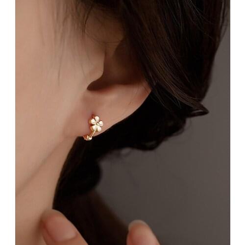 Binmonray 925 Sterling Silver New Cute Small Daisy Flowers Ear Buckle Ear Ring Women Girl Sweet Fashion Elegant Earrings Jewelry