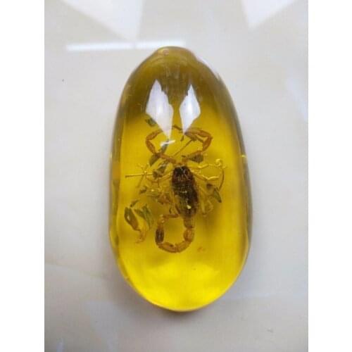 Elaborate Chinese Decorated Handwork Artificial Amber Resin Inlaid with Scorpion Lucky Statue