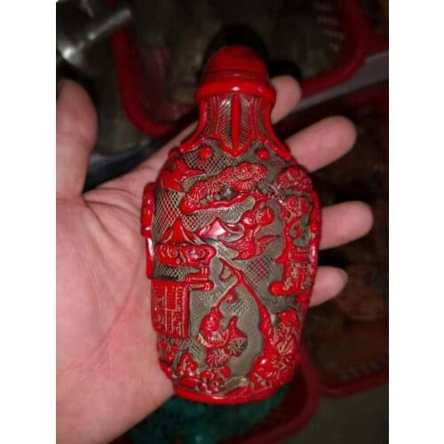 Antiguo y viejo resina sintética botella de rapé de rojo y verde en relieve figura artesanía
