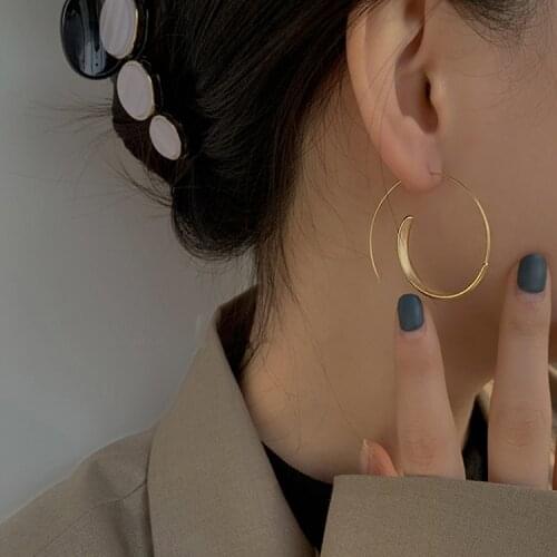 2021 New Korea Fashion Geometric Spiral Ring Matte Earrings for Woman Golden Simple Stylish Matte Earrings Jewelry Wholesale