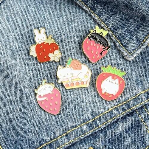 Pins Cute Cartoon Strawberry Rabbit Enamel Brooch for Woman Badge Shirt Enamel Pin Brooches for Men Metal Pin Jewelry Accesorios