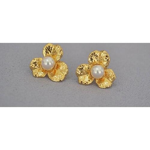 Original hand-crafted niche retro textured flower pearl brass elegant earring earrings for women