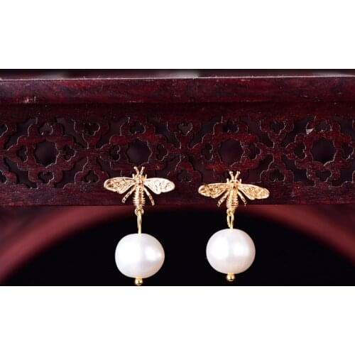 Temperamental Fashion Color Retaining Copper Delicate Bee Earrings Smooth Comfortable Freshwater Pearl Simple Eardrop