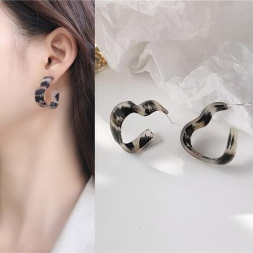 Vintage Simple Tortoiseshell Hollow Acrylic Heart Drop Pendent Earrings for Women Girls Ear Jewelry Gift 2021 Trend New Arrival