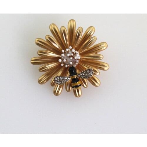 New European and American style matte gold daisy flower brooch Enamel bee brooch high-grade simple pin
