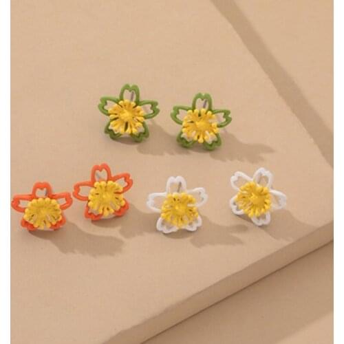 Design Fashion Jewelry Sweet Love Colorful Small Daisy Flowers Earrings Female Shiny Simple Elegant Stud Earring for Woman