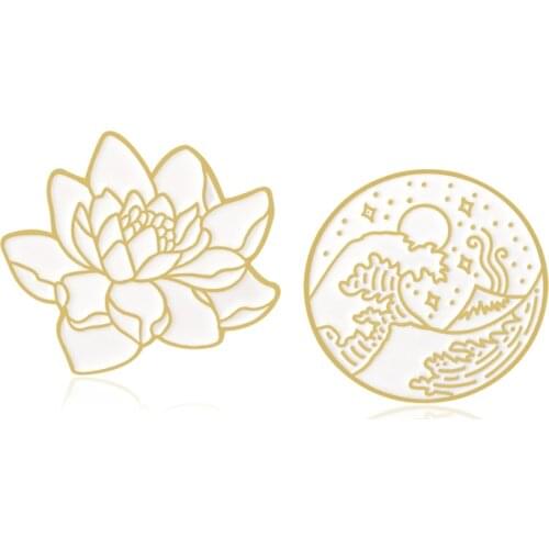 Lotus Great Wave Round Pins Brooch Lotus Flower Seaside Wave Star Moon Ocean Plant Enamel Pin Hat Coat Lapel Brooch Gifts brosa