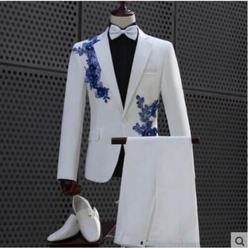 Mens White Suits Blue Flowers Embroidery Two Pieces Set Fashion Stage Show Men Blazer Pants Clothing Set Evening Costume