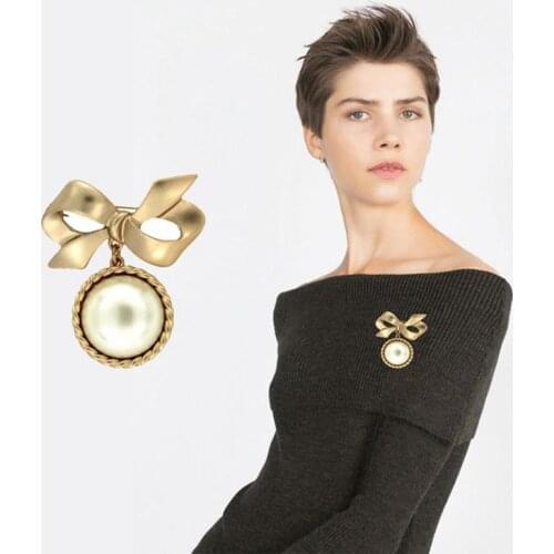 2020 fashion new classic matte gold collar needle bow pearl spot womens Brooch