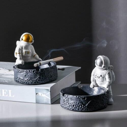 Ins Cartoon Astronaut Figurine Ashtray Resin Craft Home Office Decoration Bar Car Ashtray Boyfriends Gift Smoking Accessories