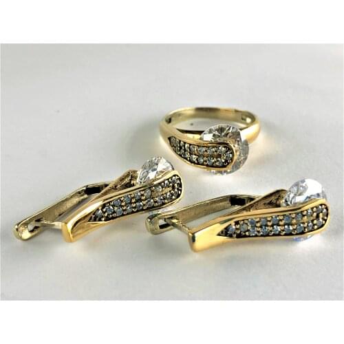 Silvery white round stone ring On top of the elegant 17 white stone earrings 2 rings with 17 elegant white stones +1 piece Earr