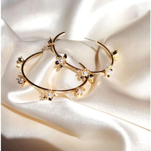 New Fashion Romatic Elegant Artificial Pearl Flower Hoop Earrings for Women Punk Big C Shaped Hoops Earrings Jewelry Party Gift