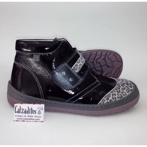 Girls ankle boots in black patent leather with velcro, by Andanines