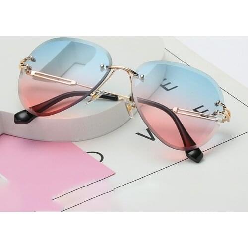 2021 Fashion Tea Gradient Sunglasses Women Ocean Water Cut Trimmed Lens Metal Curved Temples Sun Glasses Female UV400