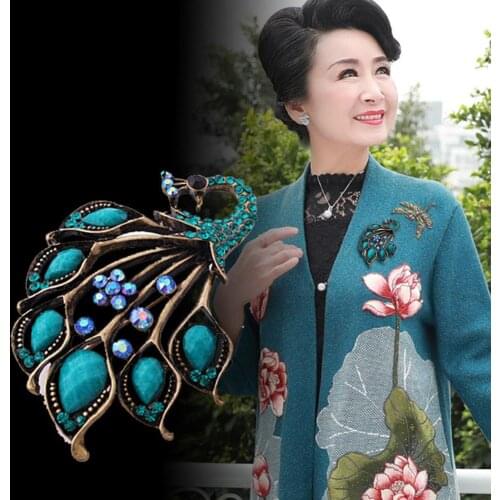 Fashion Women Brooch Pin Peacock Shaped Rhinestone Inlaid Lapel Brooch Pin Silk Scarf Badge Gift Womans accesories