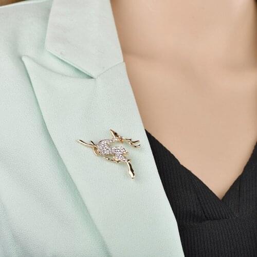 1PC Elk brooch with rhinestone running fashion personalized Christmas gift brooch accessories