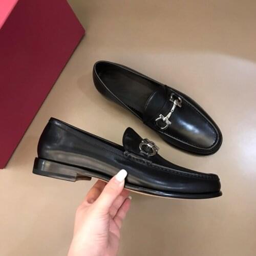 2020 New leather mens shoes casual glossy leather shoes are wearing leather shoes