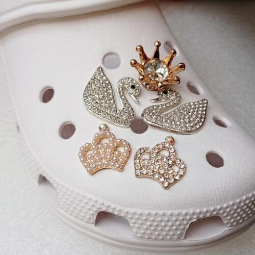 Crocses Charms Designer DIY Swan Crown Crystal Diamond Shoes Decaration for Croc JIBZ Clogs Kids Boys Women Girls Gifts