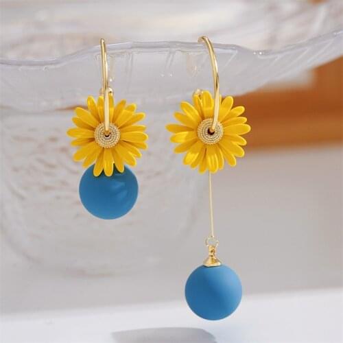 Sweet Gold Round Beads Yellow Daisy Flowers Vintage Asymmetrical Dangling Earring Women Fashion Accessories Trends 2021 Style