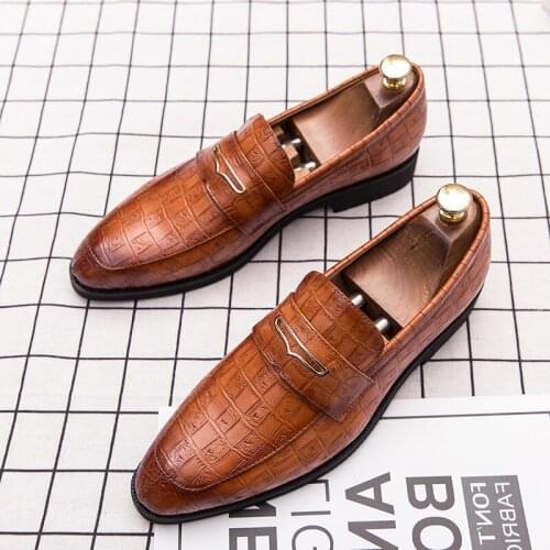 Retro Designer Pointed Embossing Patent Leather Flats Oxford Shoes Men Casual Loafers Formal Dress Footwear Zapatos Hombre