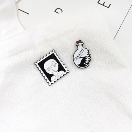 Stamp Gear Frame Man Head Black And White Color Chemical Bottle Bizarre Brooch Broken Brown Stopper Creative Brooch Gifts