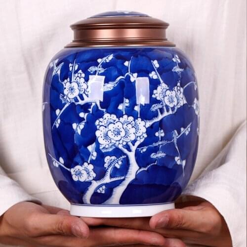 Hand painted blue and white porcelain tea pot ceramic household sealed pot tea pot large one Jin bulk tea storage tea set