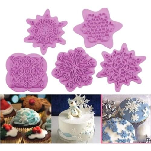 94PF Plastic Christmas Cookie Plunger Cutters Fondant Cake Moulds Biscuit Sugarcraft Cake Decorating Tools 6 Styles to Choose