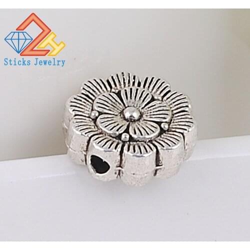 2pieces / lot Green Zinc Alloy Material Flower Shape Charms Straight Hole Flat Bead