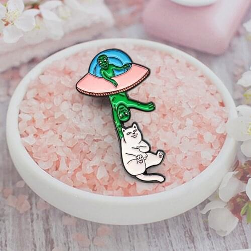 Cartoon Alien ET UFO Brooch Pin badge Crazy Alien catching cats Enamel Lapel Pins Fun Spaceship Astronaut for Friends Jewelry