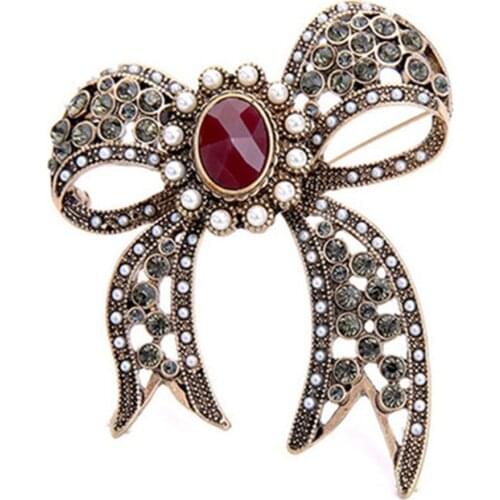 New European and American retro style fashion trend hollow imitation pearl semi-precious stone bow ladies brooch