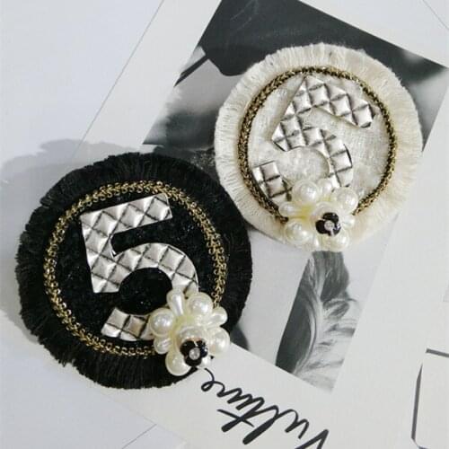 New Hot Woman Corsage Fashion Brooches Pins Simulated Pearl Flower Big Number 5 Brooch Fashion Jewelry Coat Accessories