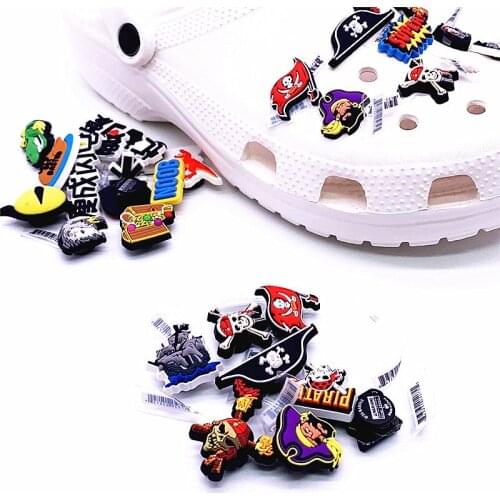 Wholesale Luxury 3D Skeleton Shoe Accessories Super Pirate Ship Banner Deaigner Shoes Clog Charms for Croc JIBZ Kids Party Gifts