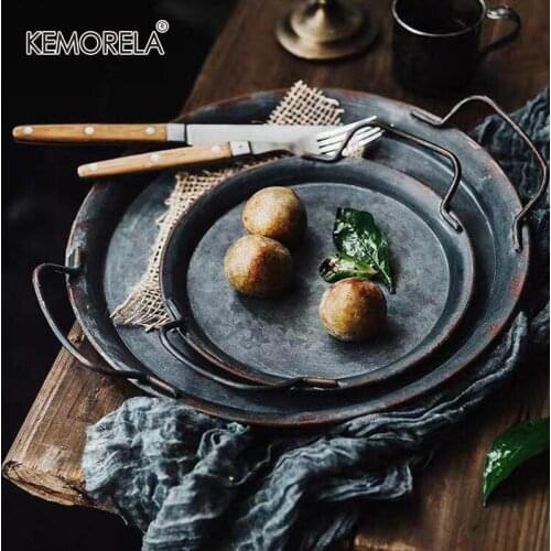 European Retro Metal Plate With Handle Handcrafted Round Wrought Vintage Storage Bread Tray Home Decoration Garden Restaurant