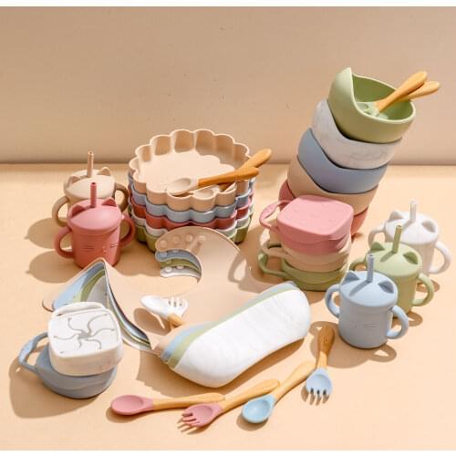 7 Pc/Set Baby Feeding Tableware Food Grade Silicone Bowl Bib Plate Wooden Handle Silicone Spoon Feeding Cup Set for Kids